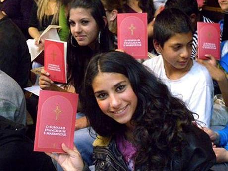 La comunidad romaní de Serbia celebra el Evangelio de Marcos en su lengua La comunidad romaní de Serbia celebra el Evangelio de Marcos en su lengua