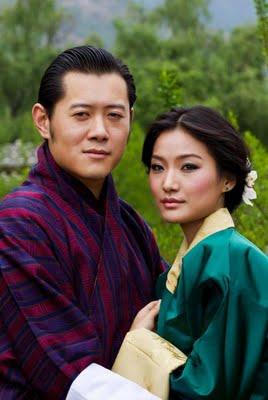 Rey de Bután se casa con universitaria