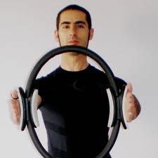 Ejercicio con círculo mágico para la parte superior del cuerpo Ejercicio con círculo mágico para la parte superior del cuerpo