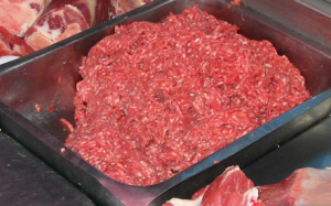 La carne picada así expuesta en la carnicería es un foco de infección asegurado. Evitarla siempre ya que no sabemos desde cuándo ha sido picada ni qué partes del animal han utilizado.