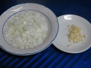 Daditos de pollo en salsa suave  de curry