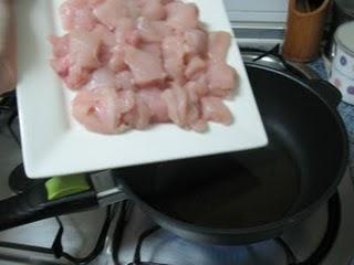 Daditos de pollo en salsa suave  de curry