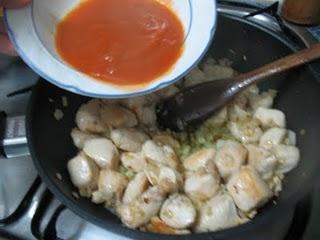 Daditos de pollo en salsa suave  de curry