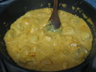 Daditos de pollo en salsa suave  de curry