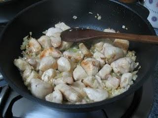 Daditos de pollo en salsa suave  de curry