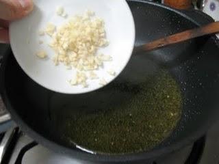 Daditos de pollo en salsa suave  de curry