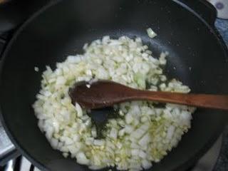 Daditos de pollo en salsa suave  de curry