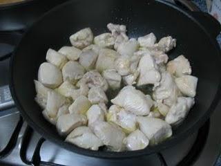 Daditos de pollo en salsa suave  de curry