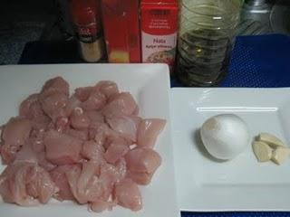 Daditos de pollo en salsa suave  de curry