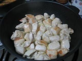 Daditos de pollo en salsa suave  de curry