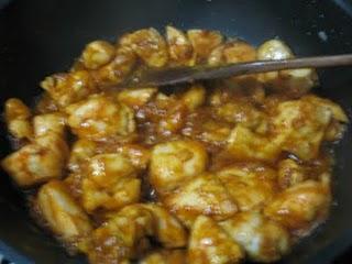 Daditos de pollo en salsa suave  de curry