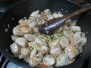 Daditos de pollo en salsa suave  de curry