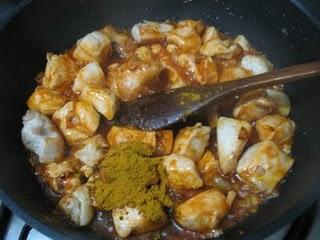 Daditos de pollo en salsa suave  de curry