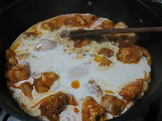 Daditos de pollo en salsa suave  de curry