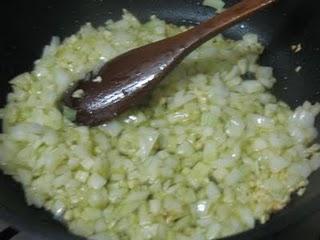 Daditos de pollo en salsa suave  de curry