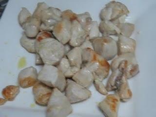 Daditos de pollo en salsa suave  de curry