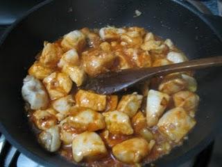 Daditos de pollo en salsa suave  de curry