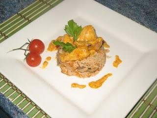 Daditos de pollo en salsa suave  de curry