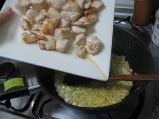 Daditos de pollo en salsa suave  de curry