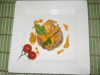 Daditos de pollo en salsa suave  de curry