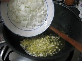 Daditos de pollo en salsa suave  de curry