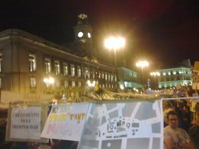 Zapatilla y cable emocionada y democrática