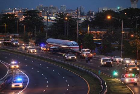 Trasladan avión por una avenida