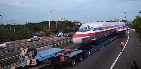 Trasladan avión por una avenida