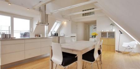 muebles de diseño mecedora eames blanca estilo nórdico diseño de interiores diseño danés decoración en blanco decoración de interiores cocina salón diáfano cocina moderna cocina blanca ático estilo nórdico ático estilo escandinavo 