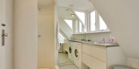 muebles de diseño mecedora eames blanca estilo nórdico diseño de interiores diseño danés decoración en blanco decoración de interiores cocina salón diáfano cocina moderna cocina blanca ático estilo nórdico ático estilo escandinavo 