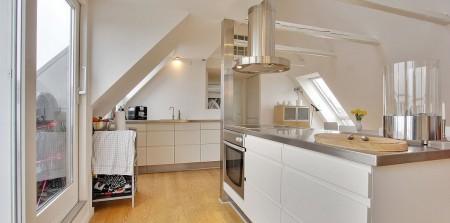 muebles de diseño mecedora eames blanca estilo nórdico diseño de interiores diseño danés decoración en blanco decoración de interiores cocina salón diáfano cocina moderna cocina blanca ático estilo nórdico ático estilo escandinavo 