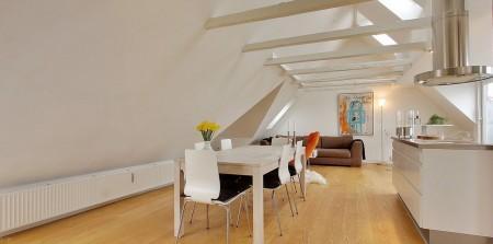 muebles de diseño mecedora eames blanca estilo nórdico diseño de interiores diseño danés decoración en blanco decoración de interiores cocina salón diáfano cocina moderna cocina blanca ático estilo nórdico ático estilo escandinavo 