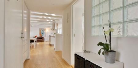 muebles de diseño mecedora eames blanca estilo nórdico diseño de interiores diseño danés decoración en blanco decoración de interiores cocina salón diáfano cocina moderna cocina blanca ático estilo nórdico ático estilo escandinavo 