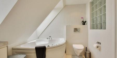 muebles de diseño mecedora eames blanca estilo nórdico diseño de interiores diseño danés decoración en blanco decoración de interiores cocina salón diáfano cocina moderna cocina blanca ático estilo nórdico ático estilo escandinavo 