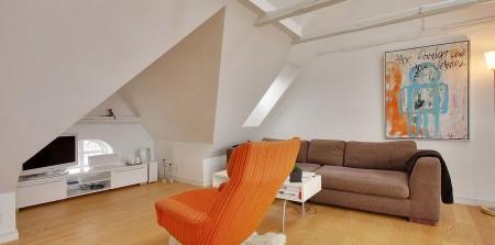 muebles de diseño mecedora eames blanca estilo nórdico diseño de interiores diseño danés decoración en blanco decoración de interiores cocina salón diáfano cocina moderna cocina blanca ático estilo nórdico ático estilo escandinavo 