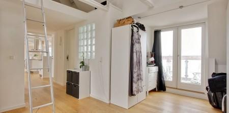 muebles de diseño mecedora eames blanca estilo nórdico diseño de interiores diseño danés decoración en blanco decoración de interiores cocina salón diáfano cocina moderna cocina blanca ático estilo nórdico ático estilo escandinavo 