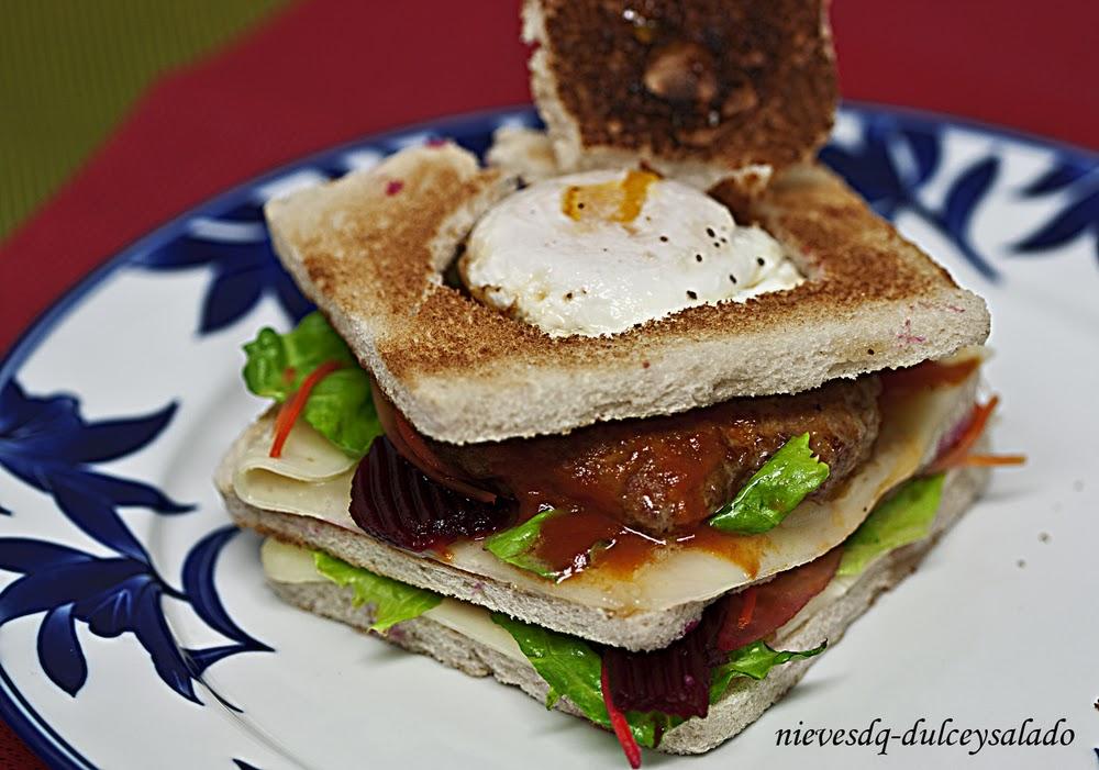HAMBURGUESA EN SANCHDWICH O TOSTADA