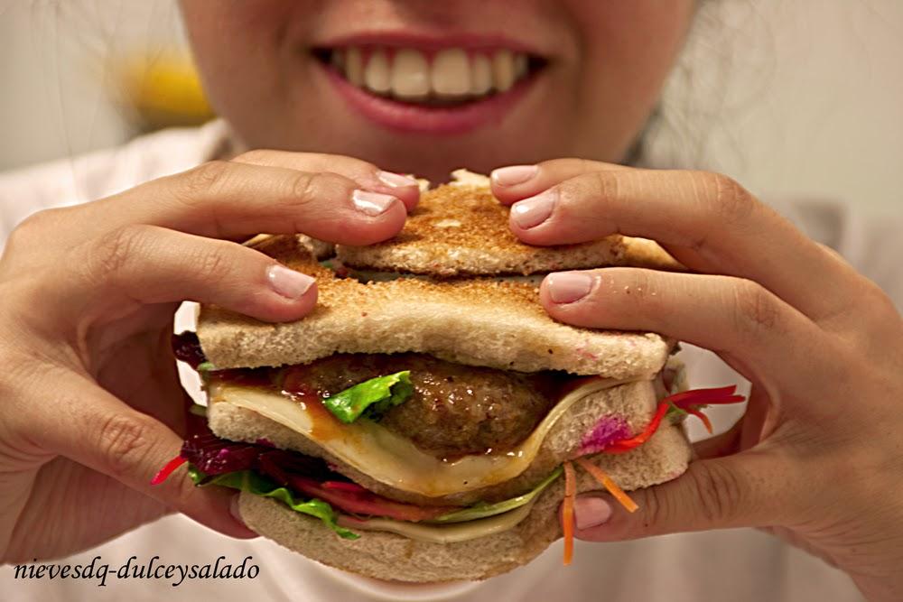 HAMBURGUESA EN SANCHDWICH O TOSTADA