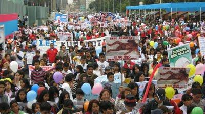 En marcha unos 30 000 peruanos dicen sí a la vida y no al aborto
