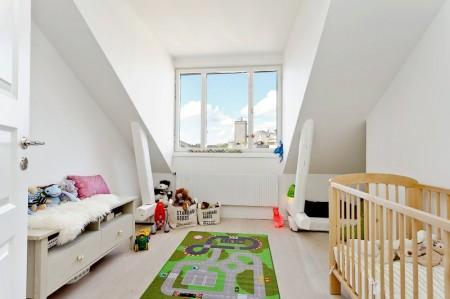 vigas en el techo ventanas redondas muebles nórdicos inspiración áticos fotografías áticos diseño nórdico diseño escandinavo decoración en blanco decoración áticos cocinas modernas cocinas blancas baño moderno baño de diseño ático estilo nórdico 