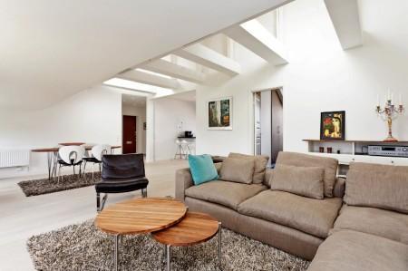 vigas en el techo ventanas redondas muebles nórdicos inspiración áticos fotografías áticos diseño nórdico diseño escandinavo decoración en blanco decoración áticos cocinas modernas cocinas blancas baño moderno baño de diseño ático estilo nórdico 