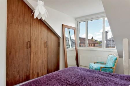 vigas en el techo ventanas redondas muebles nórdicos inspiración áticos fotografías áticos diseño nórdico diseño escandinavo decoración en blanco decoración áticos cocinas modernas cocinas blancas baño moderno baño de diseño ático estilo nórdico 