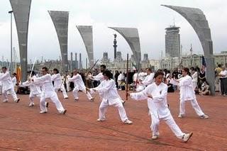 La práctica habitual del Tai-chi mejora la fuerza de los brazos y la flexibilidad de las piernas