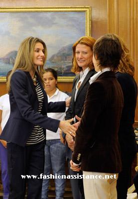 Dña. Letizia elige un look navy en la entrega de becas de La Fundación Caja Madrid