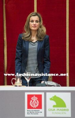 Dña. Letizia elige un look navy en la entrega de becas de La Fundación Caja Madrid