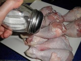 Jamoncitos de pollo con miel de azahar y piñones.