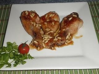 Jamoncitos de pollo con miel de azahar y piñones.