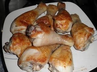Jamoncitos de pollo con miel de azahar y piñones.