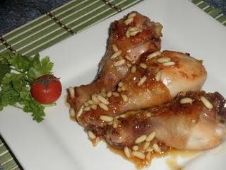 Jamoncitos de pollo con miel de azahar y piñones.