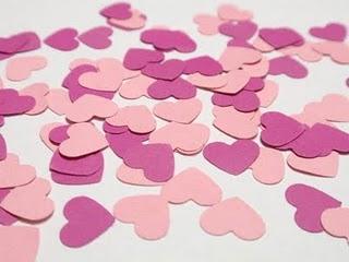 ¡Confetti de corazón para la salida de los novios!